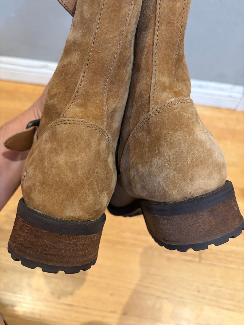 Ugg Chaney Suede Boot New w/o the box size 6.5 - Picture 10 of 17